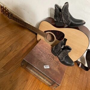 Black / gray cutout shortie boots